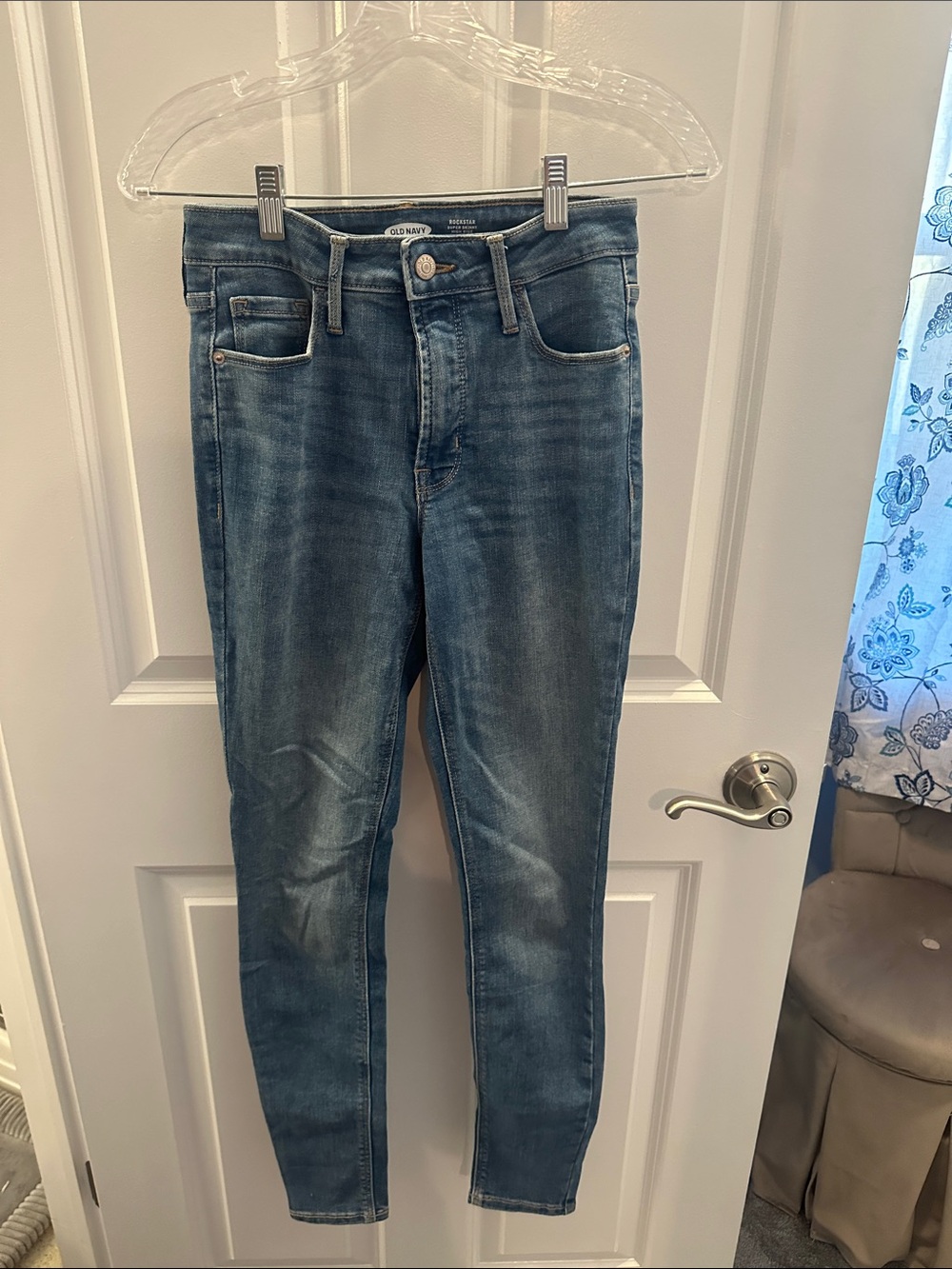 Old Navy Women's Skinny Jeans in Medium Blue Wash